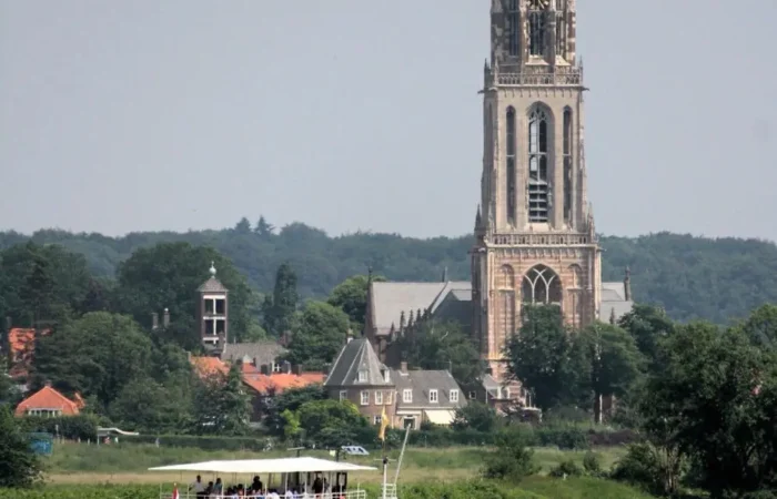 DROMEC aandrijftechniek levert elektromotor en aandrijving safarischip De Blauwe Bever